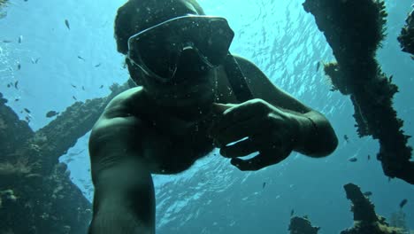 Freitaucher-Erkundet-Das-Schiffswrack-Der-Tulamben-Liberty-Auf-Bali