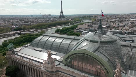 Französische-Flagge-Auf-Dem-Dach-Des-Grand-Palais-In-Paris-Mit-Eiffelturm-Und-Stadtbild-Im-Hintergrund,-Frankreich