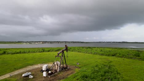 Un-Taladro-De-Pozo-Petrolero-Opera-Incansablemente-En-La-Costa-Del-Golfo-De-Texas-Mientras-Las-Bandas-Exteriores-Del-Huracán-Barry-Comienzan-A-Impactar-La-Bahía-De-Galveston.