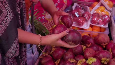 Fruchtige,-Saftige-Mangostan,-Marktstand,-Kunden-Stöbern,-Nahaufnahme