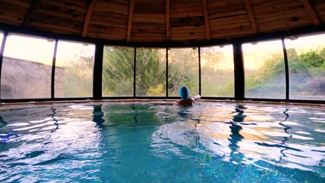 Parejas-Jóvenes-Relajándose-En-El-Spa-Disfrutan-De-Las-Burbujas-De-Agua