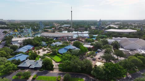 Vista-Aérea-Del-Parque-Temático-De-Atracciones-SeaWorld-Orlando-Durante-El-Día-Soleado-De-Verano