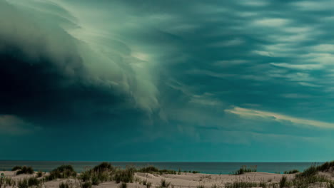 Dramatische-Dunkle-Sturmwolken-Ziehen-über-Strand-Und-Meer-Auf---Zeitraffer