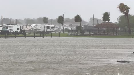 Intensos-Vientos-Huracanados-Y-Lluvias-Torrenciales-Provocadas-Por-El-Huracán-Baryl-Azotan-El-Parque-De-Casas-Rodantes-De-La-Bahía-De-Galveston-En-La-Costa-Del-Golfo-De-Texas.