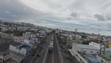 Drone-Fpv-Pasando-Por-El-Tren-Del-Metro-De-La-Ciudad-En-Movimiento