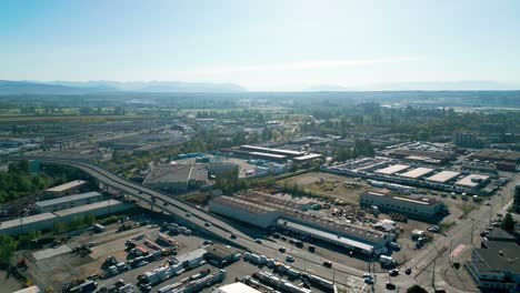 Una-Carretera-Muy-Transitada-Con-Vistas-A-Las-Montañas-En-La-Ciudad-De-Langley,-Canadá.