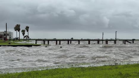 Intensive-Orkanartige-Winde-Und-Sintflutartige-Regenfälle-Durch-Hurrikan-Baryl-Verwüsten-Bootsanlegestelle-Der-Galveston-Bay-RV-Park-An-Der-Texanischen-Golfküste