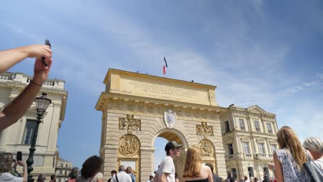 Toma-En-Cámara-Lenta-De-Un-Turista-Fotografiando-La-Experiencia-De-Los-Juegos-Olímpicos-En-Francia.