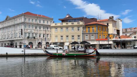 Malerischer-Blick-Auf-Die-Farbenfrohen-Traditionellen-Moliceiro-Ausflugsboote,-Den-Kanal-Und-Die-Gebäude-In-Aveiro,-Portugal