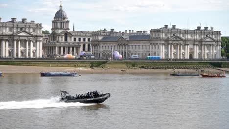 Barco-De-Policía-Que-Viaja-Por-El-Río-Támesis-En-Londres,-Reino-Unido,-Junio-De-2023