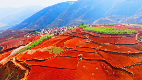 Hermoso-Paisaje-De-Piedras-De-Suelo-Rojo,-Terraza-De-La-Granja,-Campo-De-Arroz,-Reflexión-Con-Fondo-De-Montaña-Brumosa