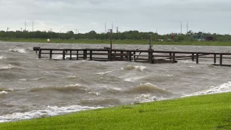 Intensive-Orkanartige-Winde-Und-Sintflutartige-Regenfälle-Durch-Hurrikan-Baryl-Verwüsten-Bootsanleger-Im-Galveston-Bay-RV-Park-An-Der-Texanischen-Golfküste