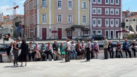 Grupos-De-Turistas-Senior-Descansando-Y-Charlando-En-Aveiro,-Portugal.