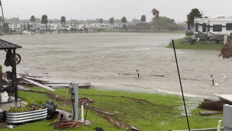 La-Marejada-Ciclónica,-Los-Intensos-Vientos-Huracanados-Y-Las-Lluvias-Torrenciales-Causadas-Por-El-Huracán-Baryl-Asolan-El-Parque-De-Vehículos-Recreativos-De-La-Bahía-De-Galveston-En-La-Costa-Del-Golfo-De-Texas.