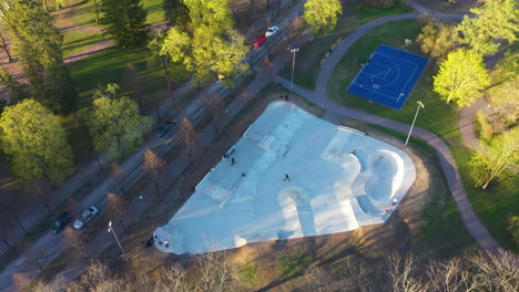 Parque-De-Patinaje-Y-Cancha-De-Baloncesto-Adyacente-En-Vista-Aérea-Estática