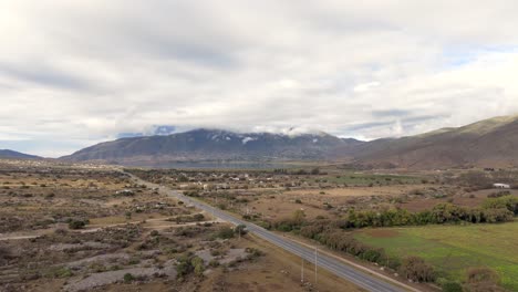 Vista-Lejana-De-La-Montaña-Nublada-De-Tafi-Del-Valle,-Rodeada-De-Campos-Marrones,-Camión-Rodado-En-Cámara-Lenta-Y-Espacio-Para-Copiar