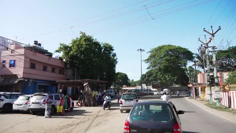 POV-Conduciendo-Por-Una-Calle-Concurrida-De-Coimbatore,-Tamil-Nadu