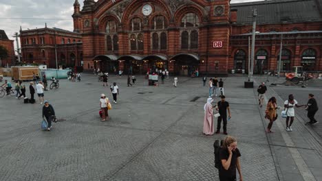 Una-Escena-Bulliciosa-Fuera-De-La-Estación-De-Tren-Bremen-Hauptbahnhof-En-Alemania