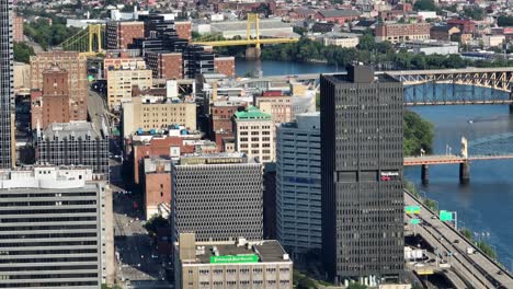 Luftaufnahme-Der-Innenstadt-Von-Pittsburgh-Mit-Wolkenkratzern-Und-Fluss-Mit-Brücke