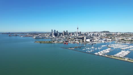 Westhaven-Marina-And-Auckland-CBD-On-Sunny-Day-In-North-Island,-New-Zealand