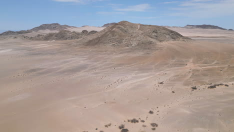 Magnífico-Desierto-De-Namib,-Desierto-De-Arena-A-La-Deriva-Y-Picos-Montañosos-Con-Cielo-Azul