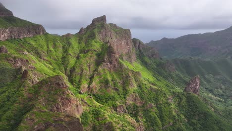 Vista-Aérea-Del-Impresionante-Paisaje-De-La-Isla-Santiago,-Cabo-Verde,-Verdes-Montañas-Y-Colinas-60fps