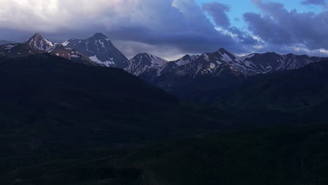 Hauptstadt-Gipfel-Alte-Mount-Snowmass-Resort-Colorado-Luftdrohne-Parallaxe-Rechts-Dunkle-Wolken-Sonnenuntergang-Mt-Sopris-Sopras-Maroon-Bells-Espe-Wildnis-Sommer-Juni-Juli-Rocky-Mountains-Gipfel-Nationalwald