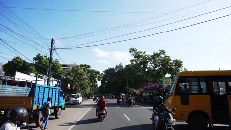 POV-Fahrt-Durch-Eine-Belebte-Straße-In-Coimbatore,-Tamil-Nadu