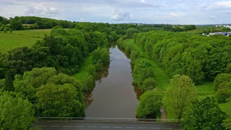 Brücke-Pont-De-Moulay-über-Den-Fluss-Mayenne,-Frankreich