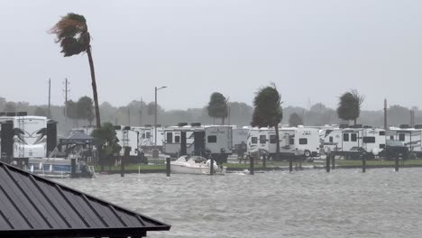 Intensive-Orkanartige-Winde-Und-Sintflutartige-Regenfälle-Durch-Hurrikan-Baryl-Verwüsten-Boote-Und-Wohnmobile-Im-Galveston-Bay-RV-Park-An-Der-Texanischen-Golfküste