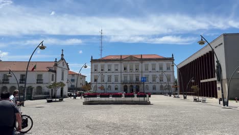 Point-of-view-of-the-Marques-do-Pombal-Square-and-people-walking-in-Aveiro,-Portugal