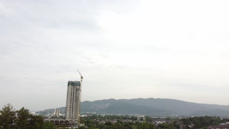 Toma-Panorámica-Lenta-Hacia-Adelante-Sin-Inclinaciones,-Centrándose-En-El-Cielo-Del-Mediodía.