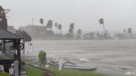 La-Marejada-Ciclónica-Trae-Escombros-Mientras-Los-Intensos-Vientos-Huracanados-Y-Las-Lluvias-Torrenciales-Del-Huracán-Baryl-Arrasan-El-Parque-De-Casas-Rodantes-De-La-Bahía-De-Galveston-En-La-Costa-Del-Golfo-De-Texas.