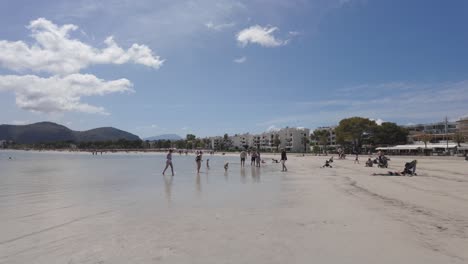 Strand-Mit-Sauberem-Wasser-In-Magaluf,-Mittelmeer,-Mallorca,-Urlaubsziel-Spanien