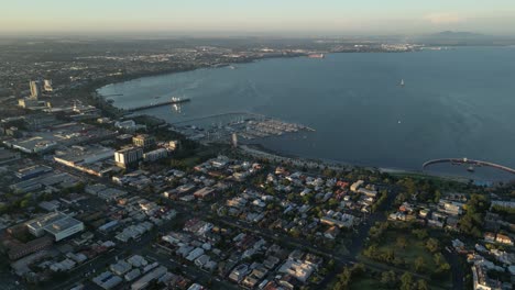 Ciudad-Portuaria-De-Geelong-Al-Atardecer,-Bahía-De-Corio-Cerca-De-Melbourne,-Estado-De-Victoria-En-Australia