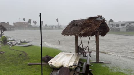 Intensive-Orkanartige-Winde-Und-Sintflutartige-Regenfälle-Durch-Hurrikan-Baryl-Verwüsten-Den-Galveston-Bay-RV-Park-An-Der-Texanischen-Golfküste