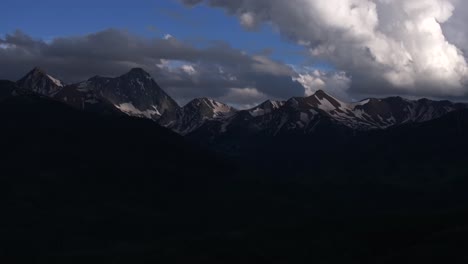 Hauptstadtgipfel-Mt.-Sopris-Sopras-Alter-Berg-Snowmass-Resort-Colorado-Luftdrohne-Sonnenuntergang-Espe-Wildnis-Sommer-Juni-Juli-Rocky-Mountains-Gipfel-Nationalwald-Wolkenbewegung-Statische-Aufnahme