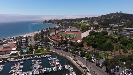 Filmischer-Drohnenschuss-über-Dem-Footballstadion-Des-Santa-Barbara-City-College