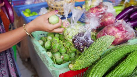 Eine-Person,-Die-Auf-Einem-Lebhaften-Markt-Im-Freien-Frische-Produkte-Auswählt