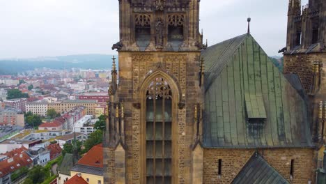 Volar-Hacia-La-Torre-De-La-Catedral-De-San