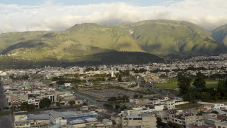 Panorama-Drohnenaufnahme-Der-Stadt-Ibarra,-Ecuador