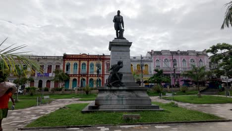 Vista-Panorámica-Desde-La-Praça-Visconde-Do-Rio-Branco,-Que-Muestra-La-Arquitectura-Histórica-Y-El-Ambiente-Animado-De-Esta-Plaza-Central-En-Belém,-Brasil.