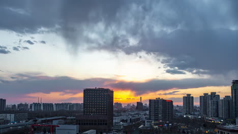 Zeitraffer-Wunderschöner-Sonnenaufgang-über-Der-Skyline-Der-Stadt,-Wolkenkratzer,-Wahrzeichen,-Umgeben-Von-Morgennebelwolken-In-Einer-Modernen-Stadt