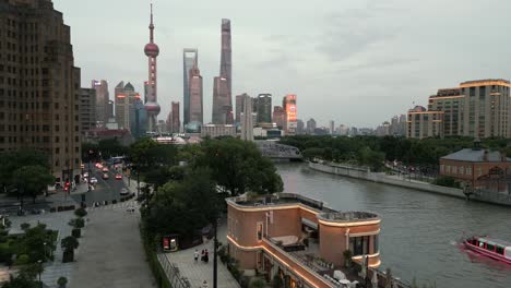 Paisaje-Urbano-Del-Famoso-Crucero-Frente-Al-Mar-De-Shanghai-China,-Rascacielos-Panorámicos-Aéreos-Y-Fondo-Del-Horizonte-Al-Atardecer-De-La-Zona-De-Brotes-Y-El-Río-Huangupu