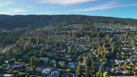 Un-Hermoso-Residente-Ubicado-En-El-Oeste-De-Vancouver,-Cerca-De-La-Ladera-De-La-Montaña