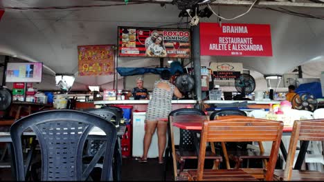 Restaurant-counter-by-the-Amazon-River-in-Belém