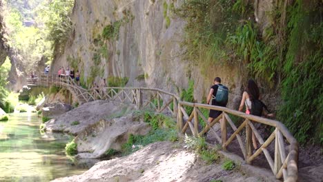 Cazorla,-España,-14-De-Julio-De-2024:-Senderismo-Por-Un-Puente-De-Madera-Sobre-El-Río-Y-La-Montaña-En-Cazorla,-España