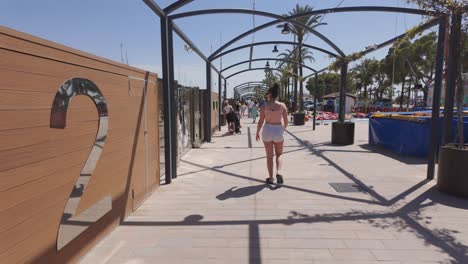 Paseo-Marítimo-Del-Puerto-Deportivo-En-Palma-De-Mallorca,-España-Durante-El-Día-Durante-El-Verano