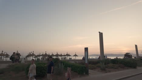 Paseo-Al-Atardecer-En-La-Playa-De-Can-Pastilla-Mallorca-Islas-Baleares-España,-Popular-Destino-De-Vacaciones