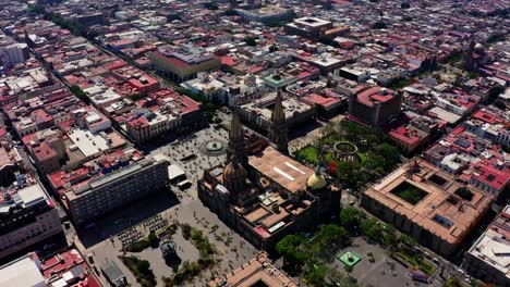 Drohnen-Orbitaufnahme-Der-Kathedrale-Von-Guadalajara-Mittags-In-Guadalajara,-Jalisco